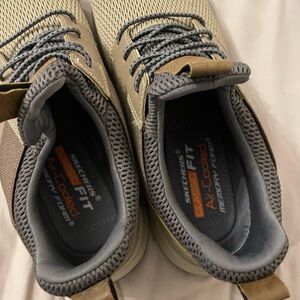 Skechers Men's Beige and Gray Sneakers, Size 10 NWT